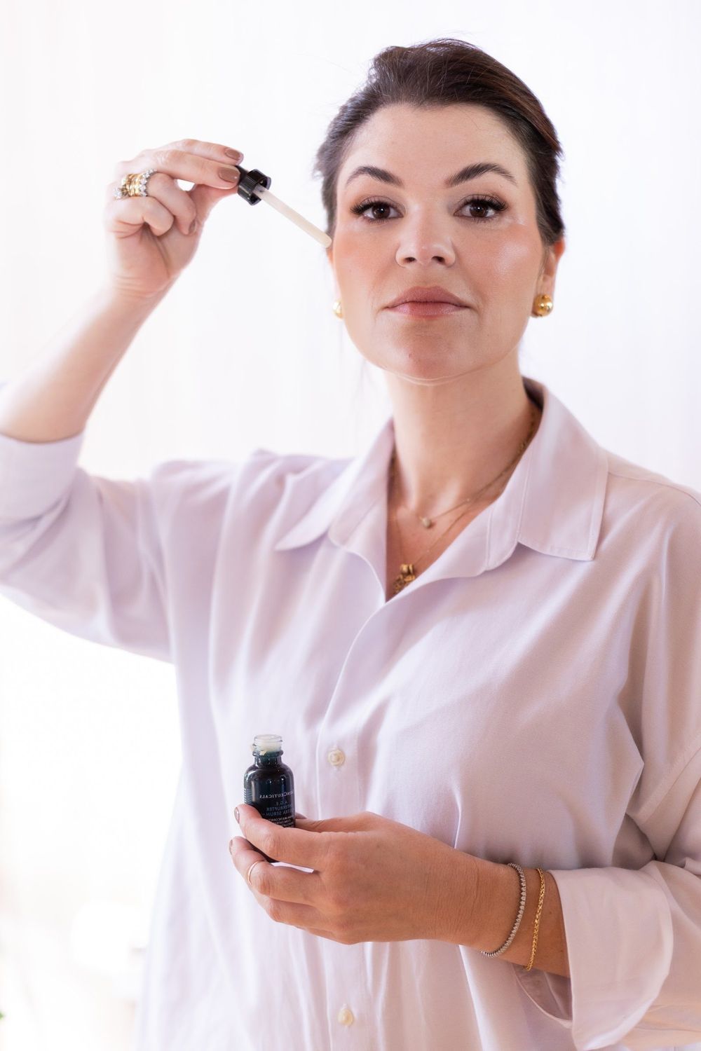 Dra. Laura Scher com um sérum facial